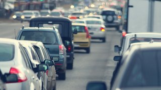 News Dichter Verkehr mit stehenden Autos auf mehrspuriger Straße