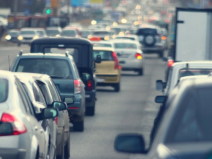 Verkehr in Bozen: Verbände geben Unternehmen eine Stimme Dichter Verkehr mit stehenden Autos auf mehrspuriger Straße