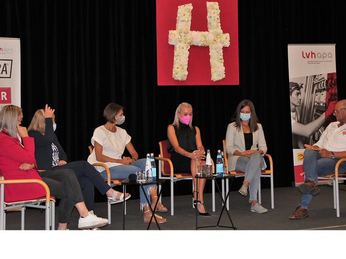 Frauen in technischen Berufen stärken Podiumsdiskussion mit Masken zum Thema Frauen in technischen Berufen