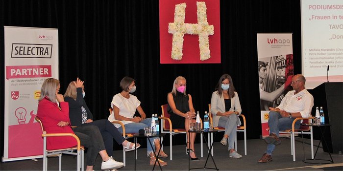 Frauen in technischen Berufen stärken Podiumsdiskussion mit Masken zum Thema Frauen in technischen Berufen