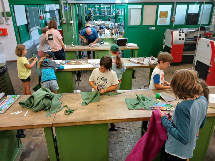 Mit Faden, Fantasie und Fingerfertigkeit – Die KidsAcademy in Brixen macht Handwerk erlebbar Kinder lernen in Werkstatt Stoffe zu schneiden und bearbeiten
