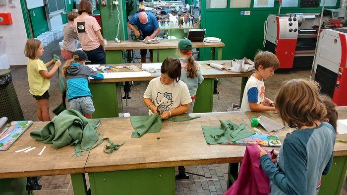 Creatività a misura di bambino: a Bressanone l’artigianato prende vita con la Kids Academy Bambini in un laboratorio che tagliano e lavorano tessuti