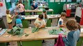 Creatività a misura di bambino: a Bressanone l’artigianato prende vita con la Kids Academy Bambini in un laboratorio che tagliano e lavorano tessuti