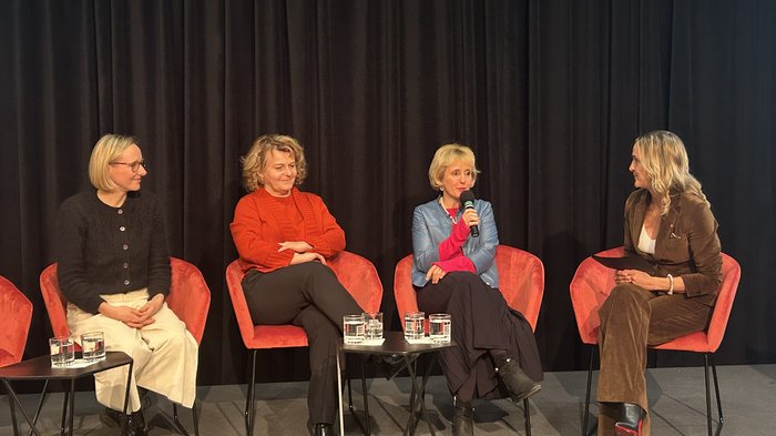 Neujahrsempfang der Frauen im Handwerk: „WIR gestalten Zukunft“ Vier Frauen sitzen auf Stühlen, eine spricht mit einem Mikrofon in der Hand