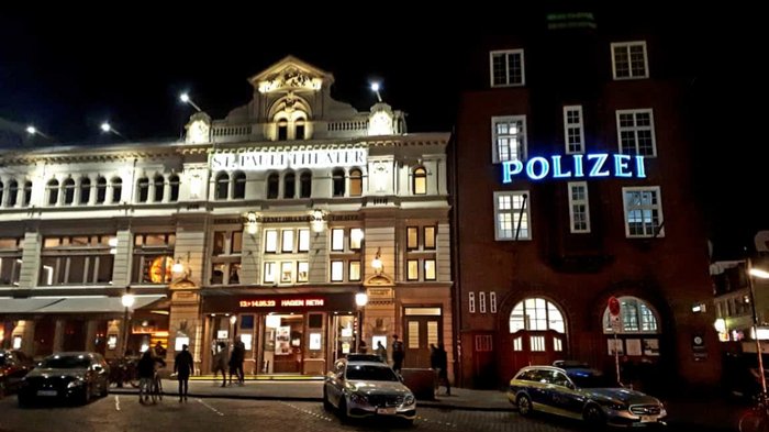 Die Althandwerker besuchen Hamburg Beleuchtetes St. Pauli Theater und Polizeistation bei Nacht