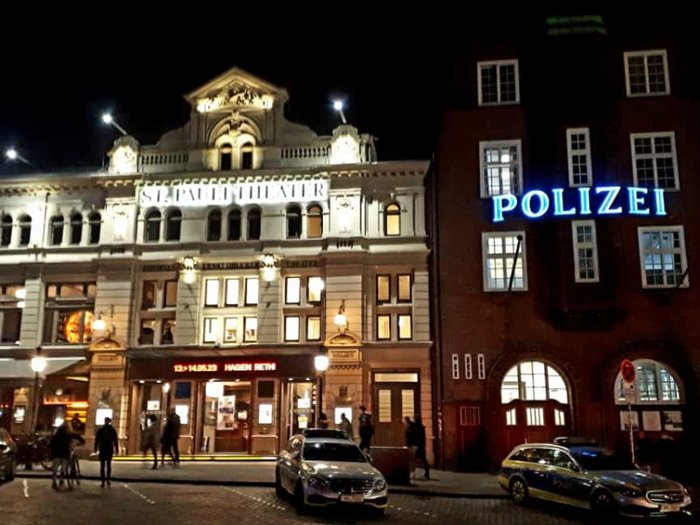 Die Althandwerker besuchen Hamburg Beleuchtetes St. Pauli Theater und Polizeistation bei Nacht