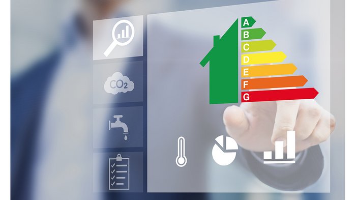 Kubaturbonus verschafft Planungssicherheit Persona indica scala di efficienza energetica da A a G su schermo virtuale