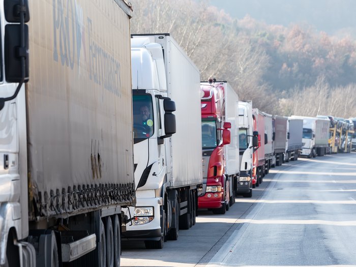 Österreichischer Feiertag bringt Warentransporteure an ihre Grenzen LKW-Stau auf der Straße mit vielen wartenden Lastwagen hintereinander