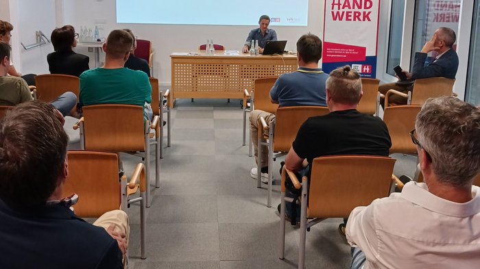 Assemblea annuale dei tipografi e dei grafici multimediali di lvh.apa Persone a una conferenza sulla scuola professionale in una stanza seminariale