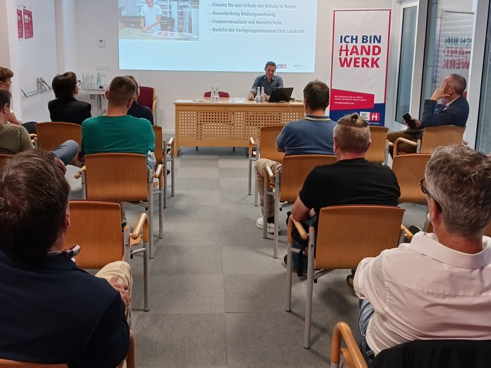 Jahresversammlung der Drucker/innen und Mediengestalter/innen Menschen bei Vortrag über Berufsschule in einem Seminarraum