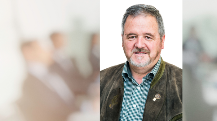 Riunione del gruppo locale di lvh.apa in Valle Aurina: annunciato il raduno degli artigiani anziani come evento di punta Ritratto di uomo sorridente con camicia a quadri e giacca tradizionale