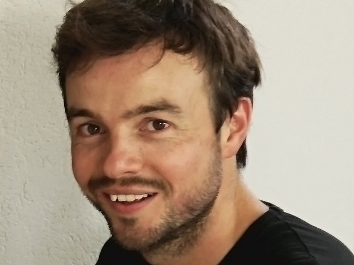 Christian Gross, Obmann der Hafner im lvh – Foto: © lvh.apa junger mann mit braunen haaren lächelt vor weißer wand