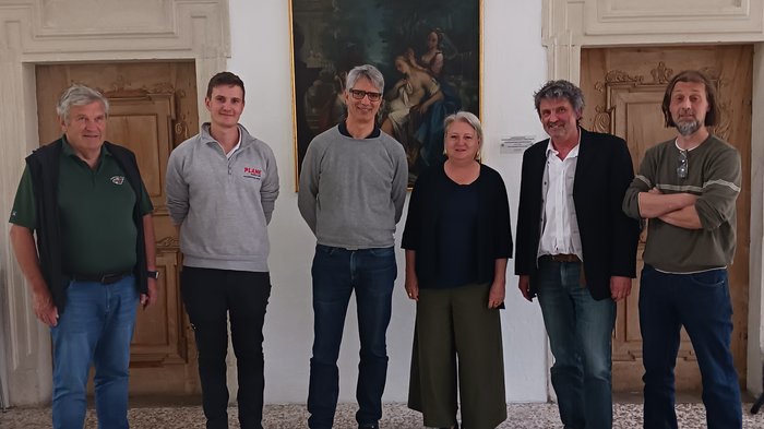Insieme per il patrimonio culturale: collaborazione sempre più stretta fra artigianato e beni culturali Sei persone in piedi sorridenti davanti a un muro con un dipinto