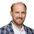 Artigianato artistico Ritratto di uomo sorridente con giacca a quadri su sfondo bianco