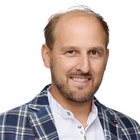 Artigianato artistico Ritratto di uomo sorridente con giacca a quadri su sfondo bianco