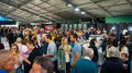 La 31^ Fiera d’Arte UNIKA apre le porte a Ortisei Molte persone a una mostra d'arte in un grande spazio coperto e illuminato