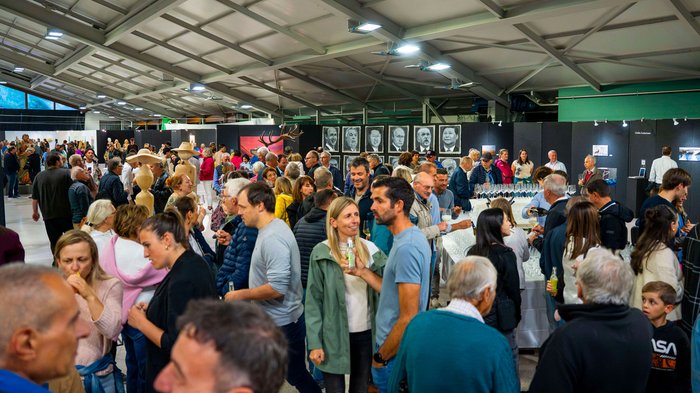 La 31^ Fiera d’Arte UNIKA apre le porte a Ortisei Molte persone a una mostra d'arte in un grande spazio coperto e illuminato