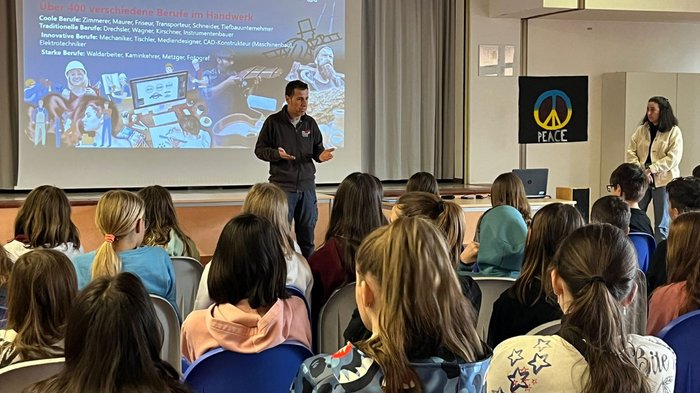 Handwerk und Gastgewerbe zu Gast in der Mittelschule Neumarkt Vortrag über vielfältige Berufe im Handwerk vor Schülern im Klassenraum