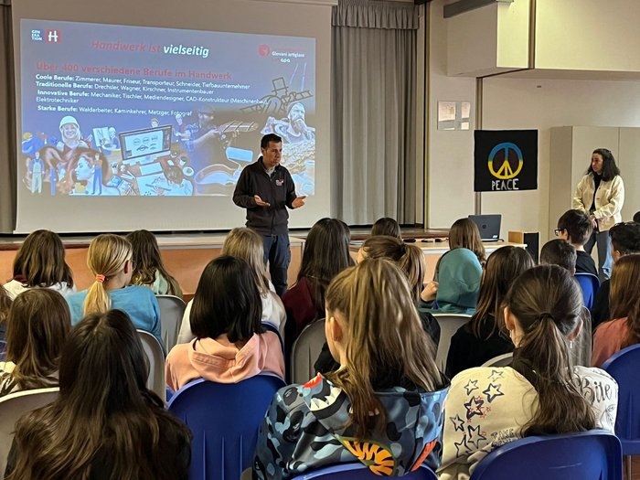 Handwerk und Gastgewerbe zu Gast in der Mittelschule Neumarkt Vortrag über vielfältige Berufe im Handwerk vor Schülern im Klassenraum