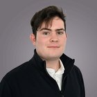 Diritto ambientale Ritratto di un giovane uomo con giacca nera su sfondo grigio