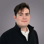 Das lvh-Team Porträt eines jungen Mannes mit schwarzer Jacke vor grauem Hintergrund