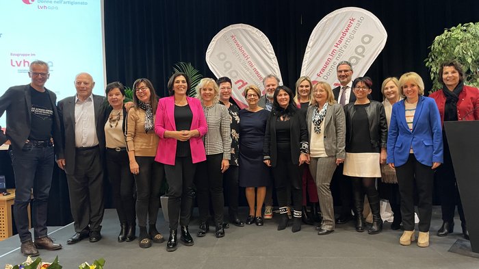L’artigianato al femminile è pronto a plasmare il futuro Foto di gruppo di 16 persone a un evento Donne nell'artigianato