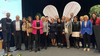 News Gruppenfoto von 16 Personen bei einer Veranstaltung Frauen im Handwerk