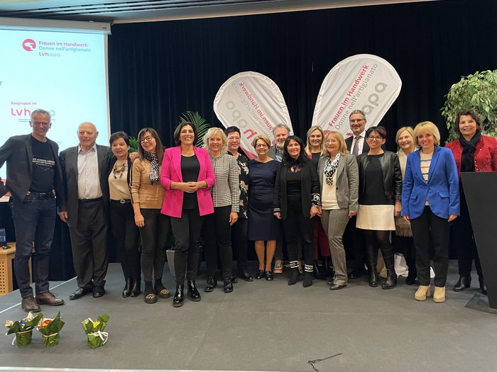 Weibliches Handwerk gestaltet mit Gruppenfoto von 16 Personen bei einer Veranstaltung Frauen im Handwerk