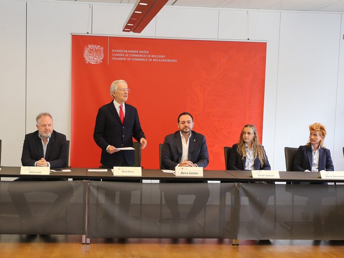 WorldSkills 2024 a Lione: saranno in dodici a rappresentare l’Alto Adige Persone a una conferenza stampa davanti a uno striscione rosso della Camera di Commercio di Bolzano