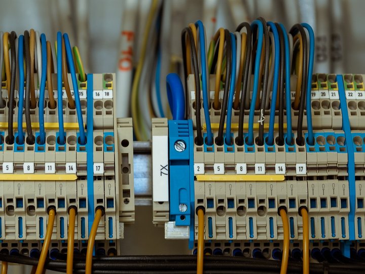 Kälte- und Klimatechniker Nahaufnahme eines elektrischen Anschlusskastens mit Kabeln und Leitungen