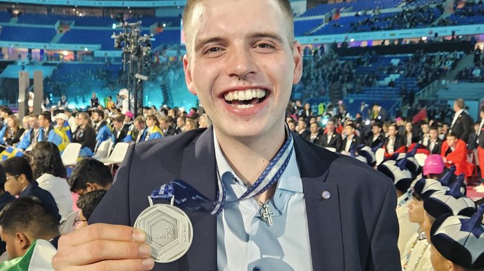 Successo altoatesino alle WorldSkills 2024 di Lione Giovane uomo sorridente con medaglia d'argento durante una cerimonia nello stadio