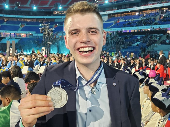 Successo altoatesino alle WorldSkills 2024 di Lione Giovane uomo sorridente con medaglia d'argento durante una cerimonia nello stadio