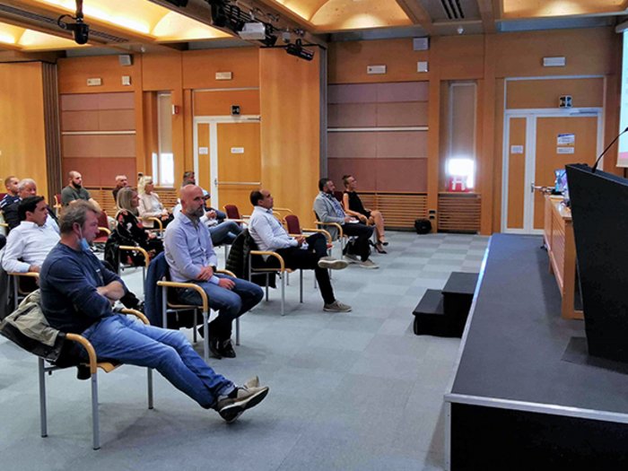 Tiefbauunternehmer engagieren sich für „Master of Machine“ Personen bei einer Präsentation in einem Konferenzraum