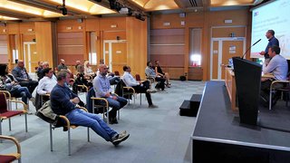 News Personen bei einer Präsentation in einem Konferenzraum