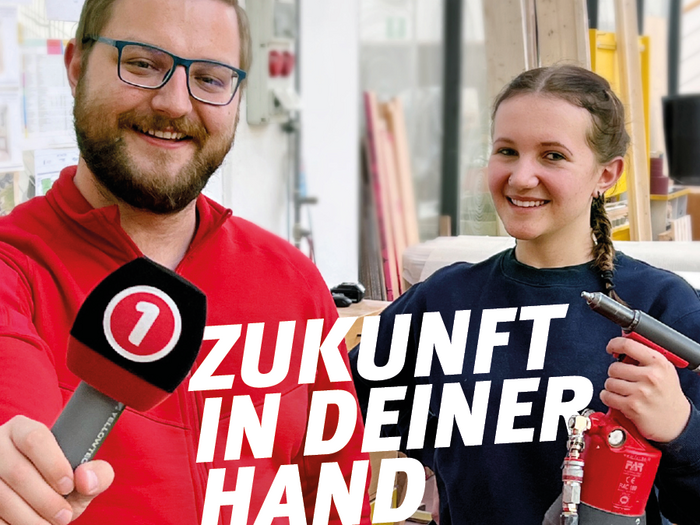 Lehrlinge im Fokus: „Zukunft in deiner Hand“ Zwei Handwerker mit Werkzeug in einer Werkstatt, Text über Lehrlingsberufe im Handwerk
