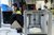 Home Donna con occhiali protettivi al lavoro accanto a una stampante 3D Ultimaker, uomo sullo sfondo
