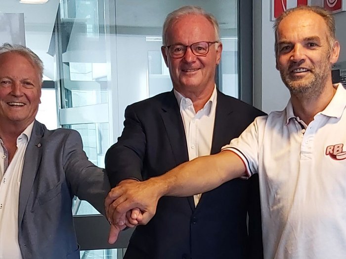 Imprese di trasporto: garantire una circolazione efficiente delle merci sull’asse del Brennero Tre uomini in piedi con le mani sovrapposte insieme