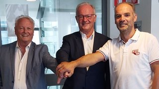 News Tre uomini in piedi con le mani sovrapposte insieme