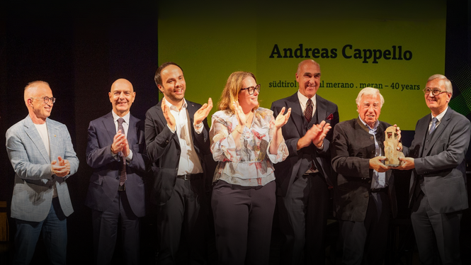Home Persone applaudono durante una cerimonia con Andreas Cappello sullo sfondo