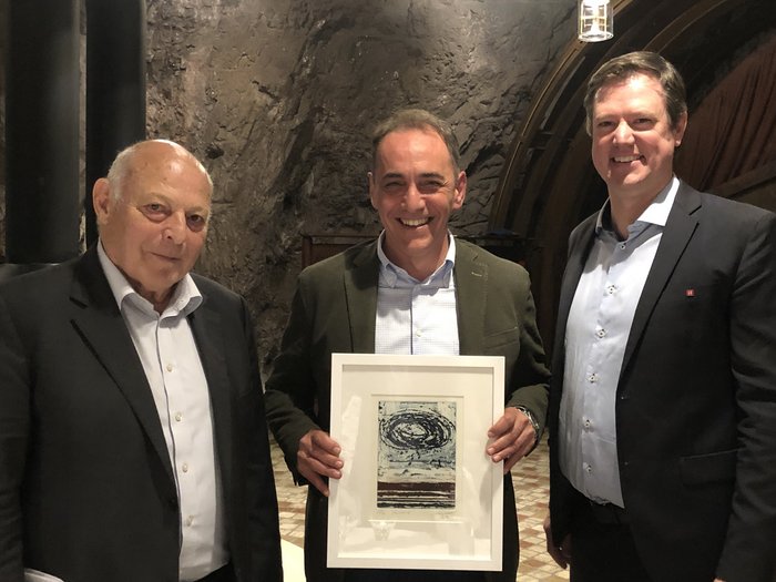 Ente Bilaterale: un doveroso riconoscimento ai protagonisti Tre uomini, uno tiene un'opera d'arte incorniciata in una grotta