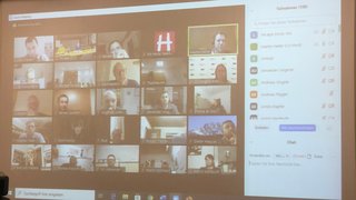 News Zoom-Meeting mit mehreren Teilnehmern auf einem Bildschirm projiziert