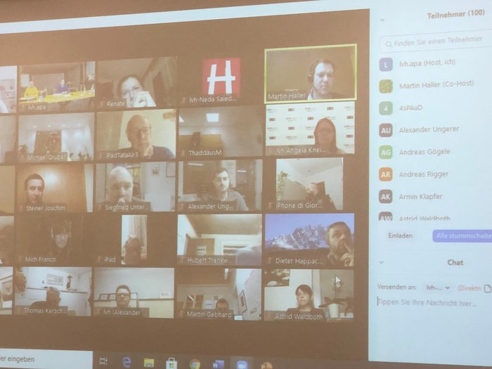 Handwerk: Großteil der Arbeit kann weitergehen Zoom-Meeting mit mehreren Teilnehmern auf einem Bildschirm projiziert