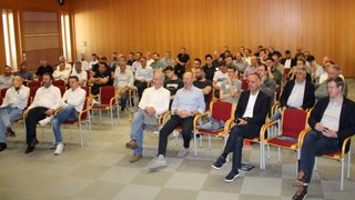 News Gruppe von Männern sitzt in einem Konferenzraum und hört aufmerksam zu