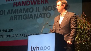 News Mann spricht auf LVH.APA Veranstaltung über Handwerk und Nachhaltigkeit