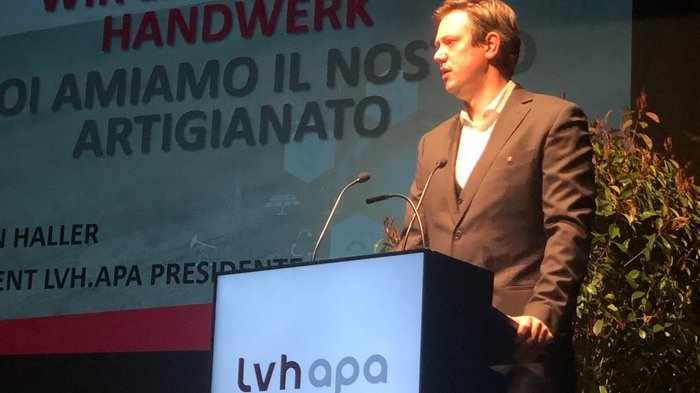 Landesversammlung des Südtiroler Handwerks Mann spricht auf LVH.APA Veranstaltung über Handwerk und Nachhaltigkeit