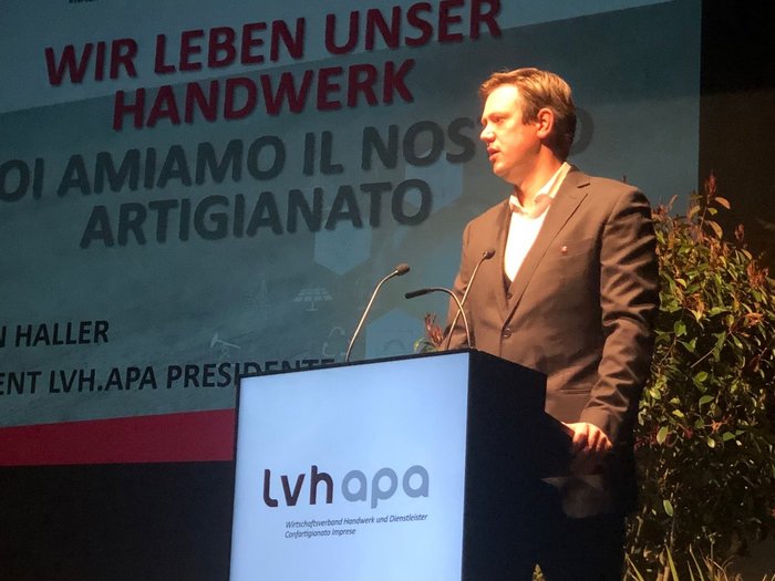 Landesversammlung des Südtiroler Handwerks Mann spricht auf LVH.APA Veranstaltung über Handwerk und Nachhaltigkeit