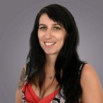 Das lvh-Team Porträt einer lächelnden Frau mit langem schwarzem Haar und Tattoo am Arm