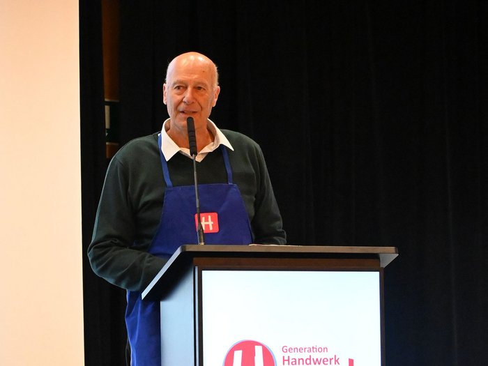 Stolz auf Erfahrung, Blick nach vorne Stolz auf Erfahrung, Blick nach vorne