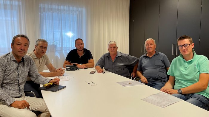 Foto: © lvh.apa Sechs Männer sitzen an einem Konferenztisch in einem Büroraum