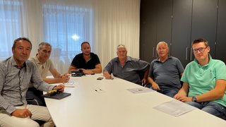 Foto: © lvh.apa Sechs Männer sitzen an einem Konferenztisch in einem Büroraum